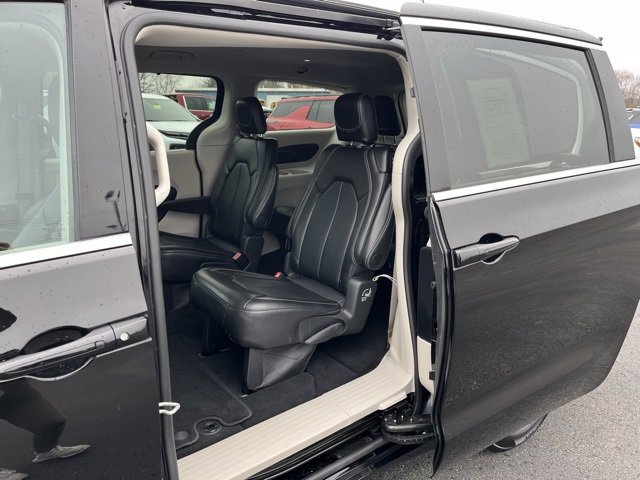 Used 2024 Chrysler Pacifica Touring-L image 68