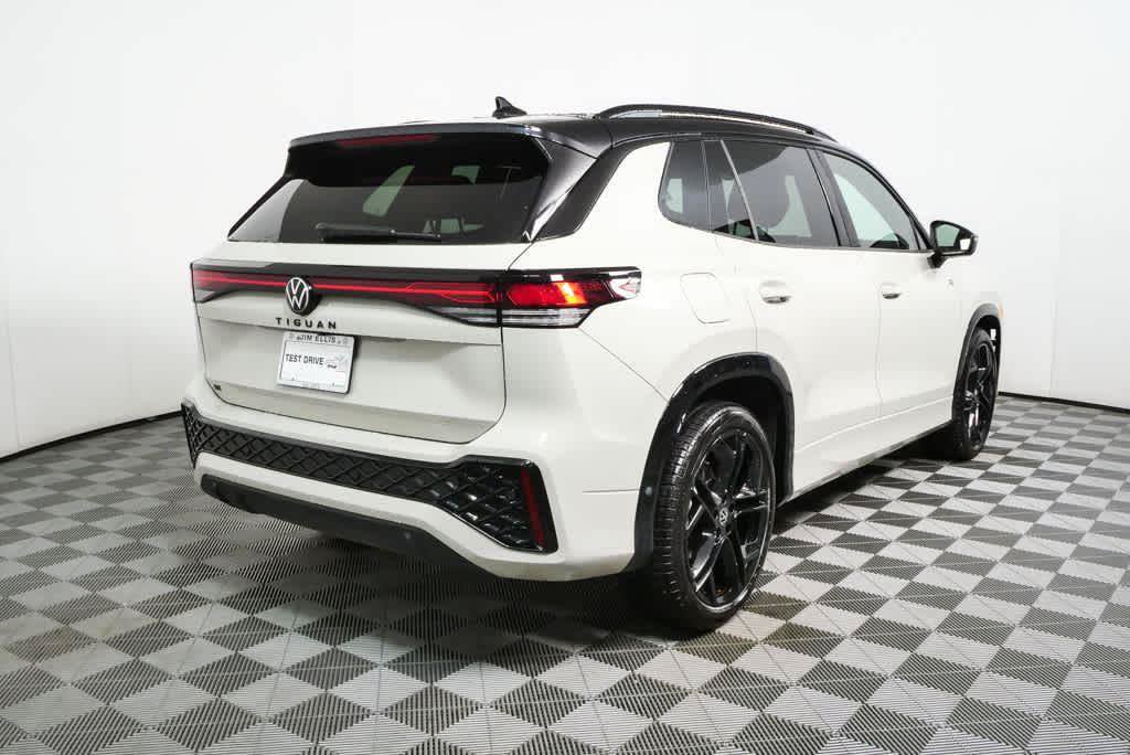 Certified 2025 Volkswagen Tiguan SE R-Line FWD image 24