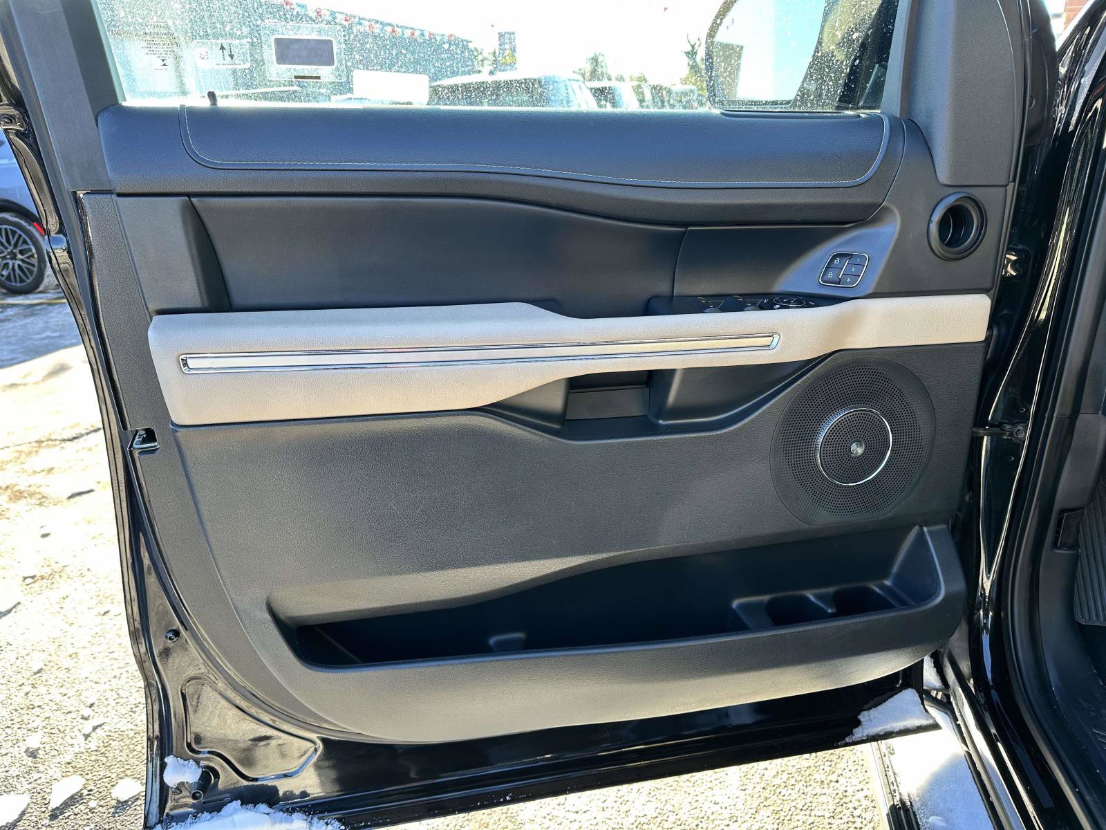 Used 2023 Ford Expedition Limited image 9