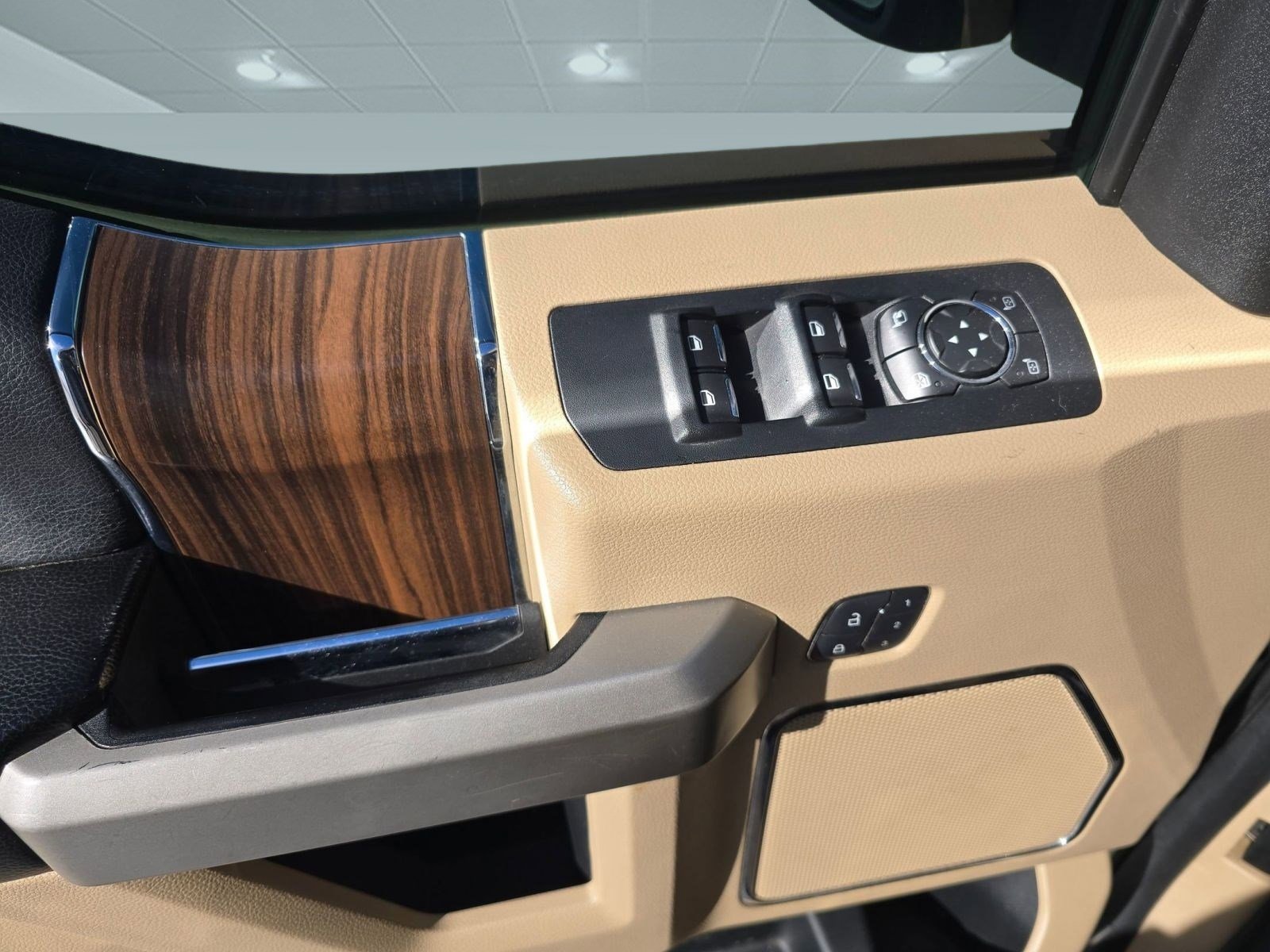 Used 2015 Ford F150 Lariat image 22