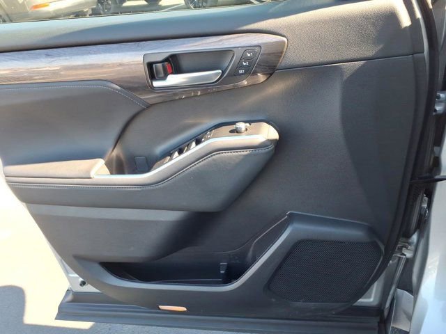 Used 2023 Toyota Highlander Platinum image 24