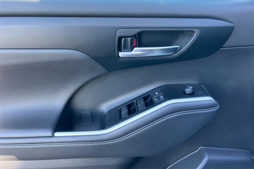 Certified 2025 Toyota Highlander XLE image 13