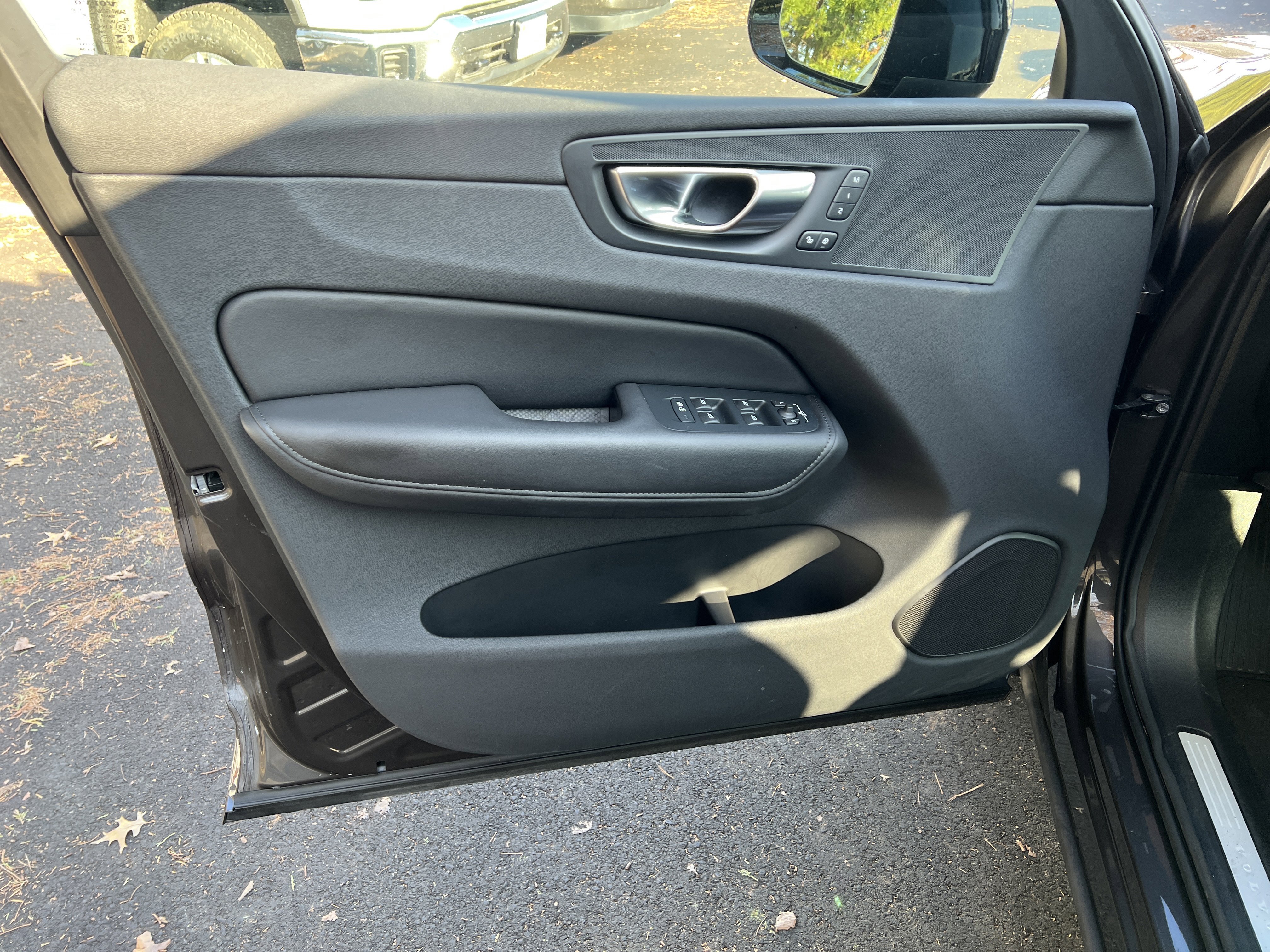 Used 2025 Volvo XC60 B5 Plus w/ Climate Package image 14