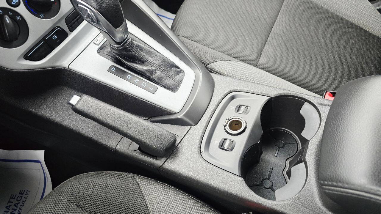 Used 2014 Ford Focus SE w/ SE Winter Package FWD image 19