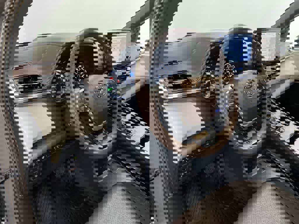 Used 2024 Toyota Sienna Platinum image 2