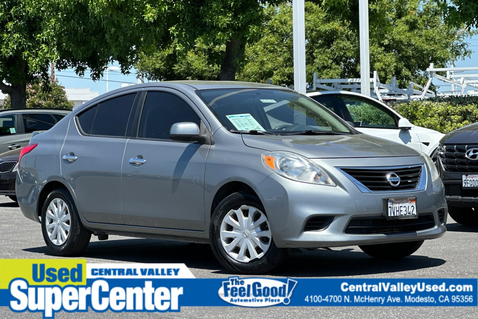 Used 2014 Nissan Versa SV FWD image 1