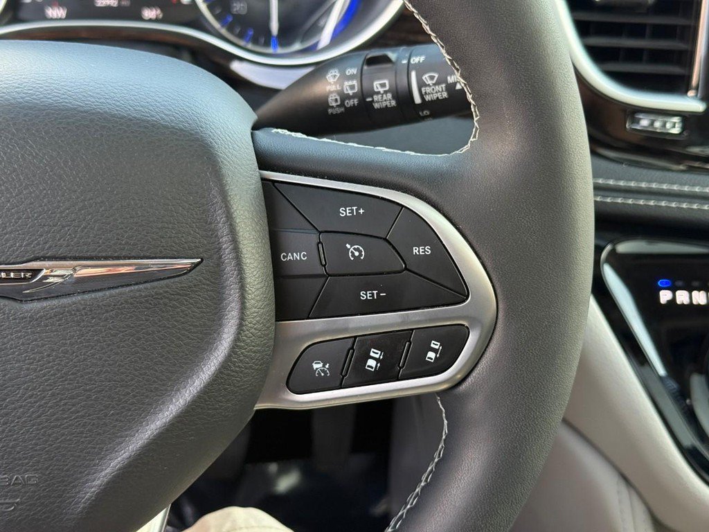 Used 2024 Chrysler Pacifica Limited FWD image 23