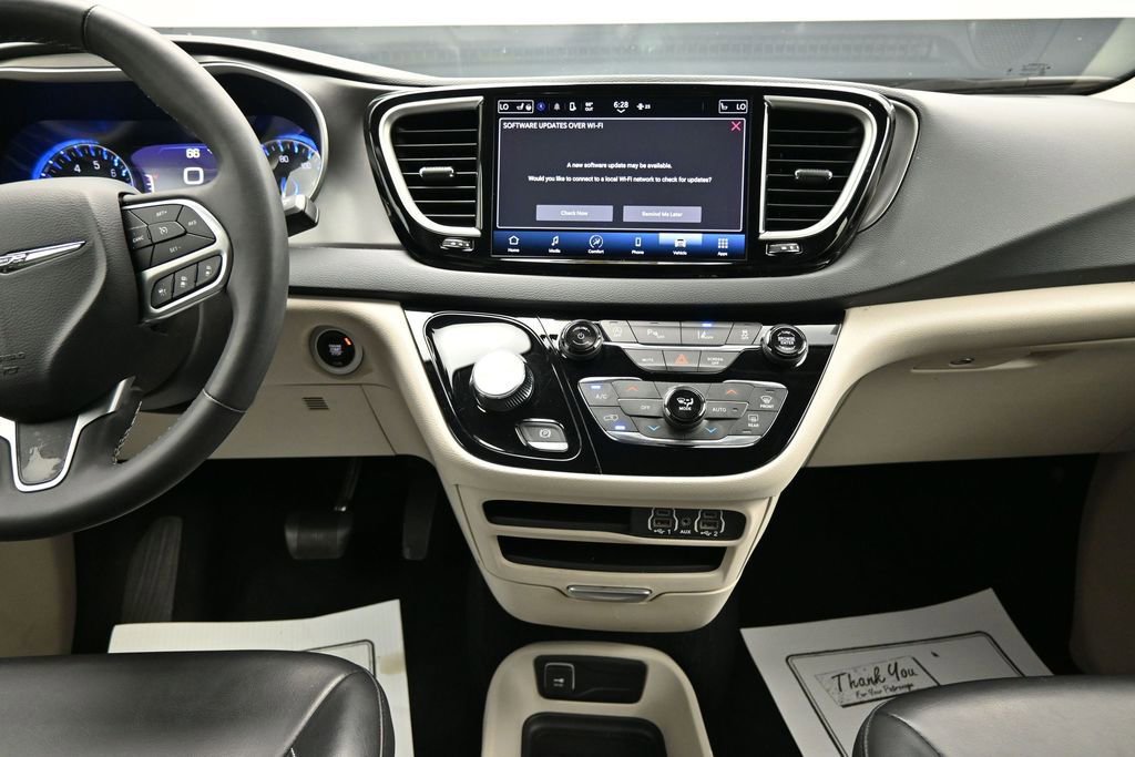 Used 2023 Chrysler Pacifica Touring-L FWD image 17