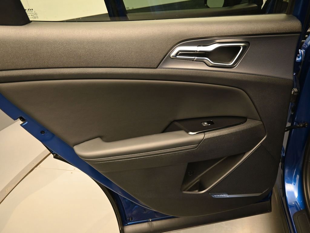 Used 2025 Kia Sportage SX image 32