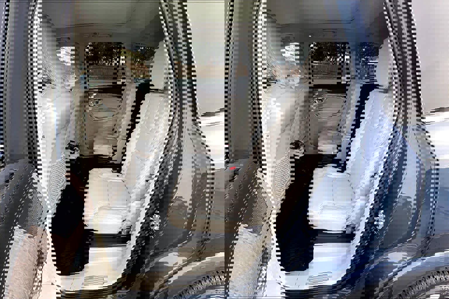 Used 2023 Volvo XC90 T8 Ultimate w/ Protection Package Premier image 29