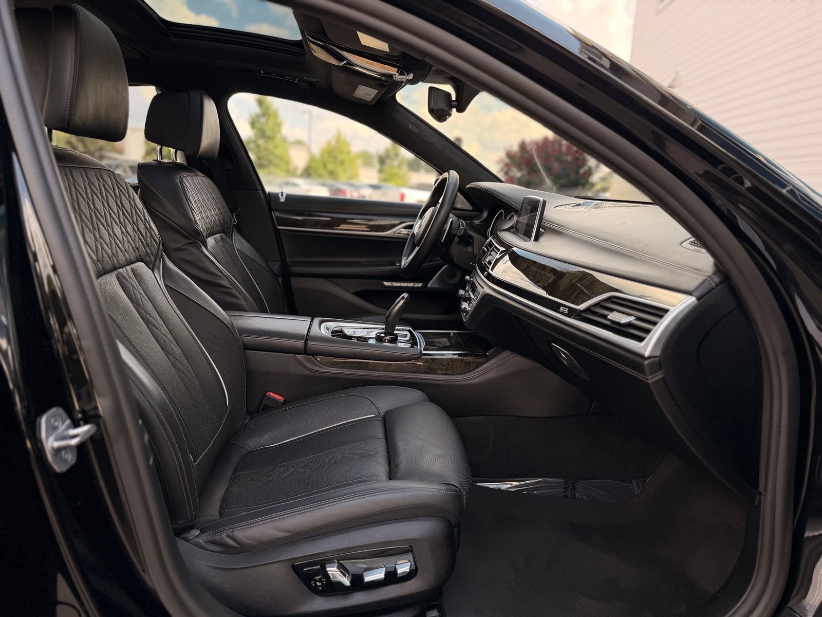 Used 2018 BMW M760i xDrive AWD/4WD image 37