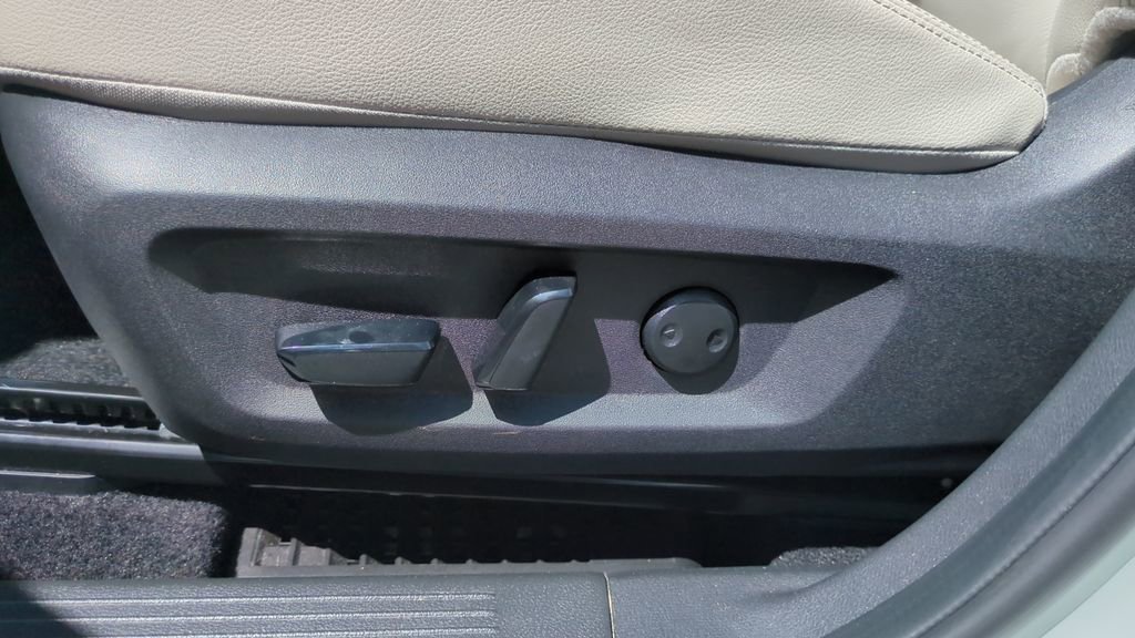 Used 2025 Nissan Rogue SL w/ Tech Package image 12