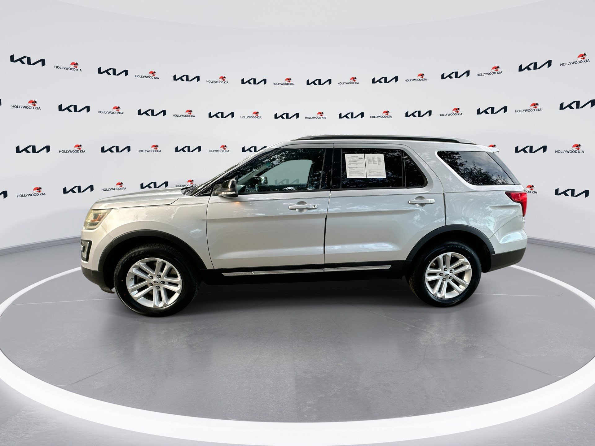 Used 2016 Ford Explorer XLT w/ Equipment Group 202A image 5