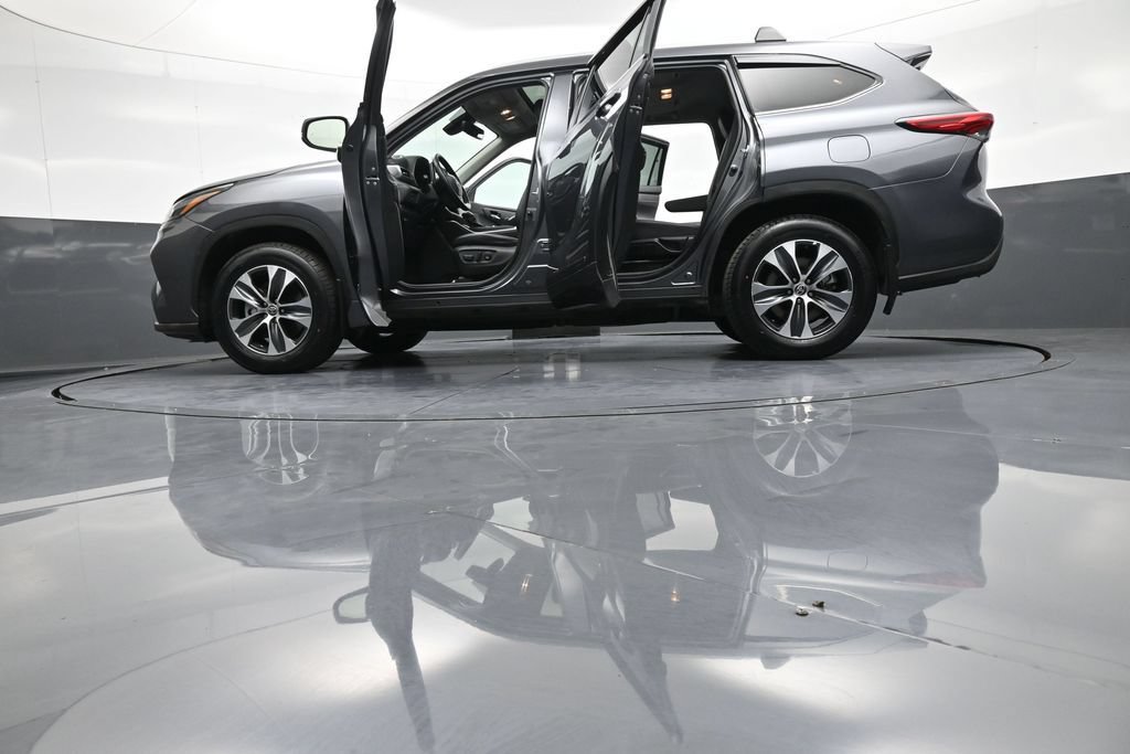 Used 2022 Toyota Highlander XLE AWD/4WD image 51