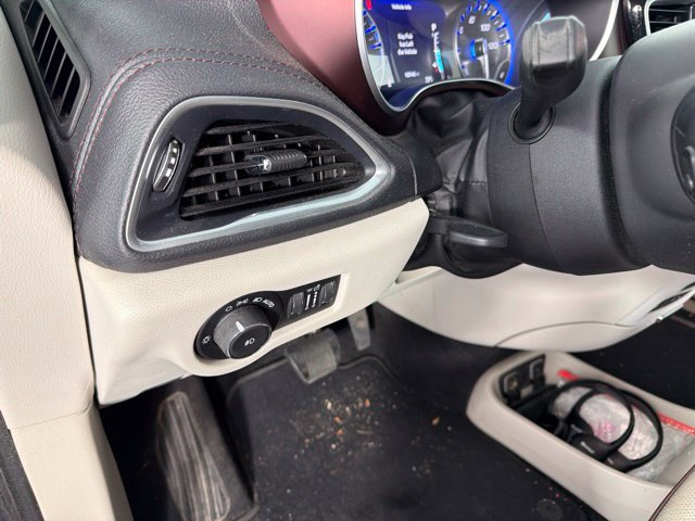 Used 2017 Chrysler Pacifica Limited FWD image 13