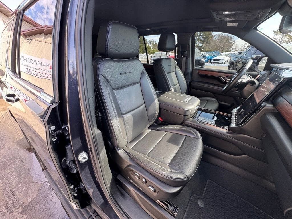 Used 2025 GMC Yukon Denali w/ Sun & Power Step Package image 38