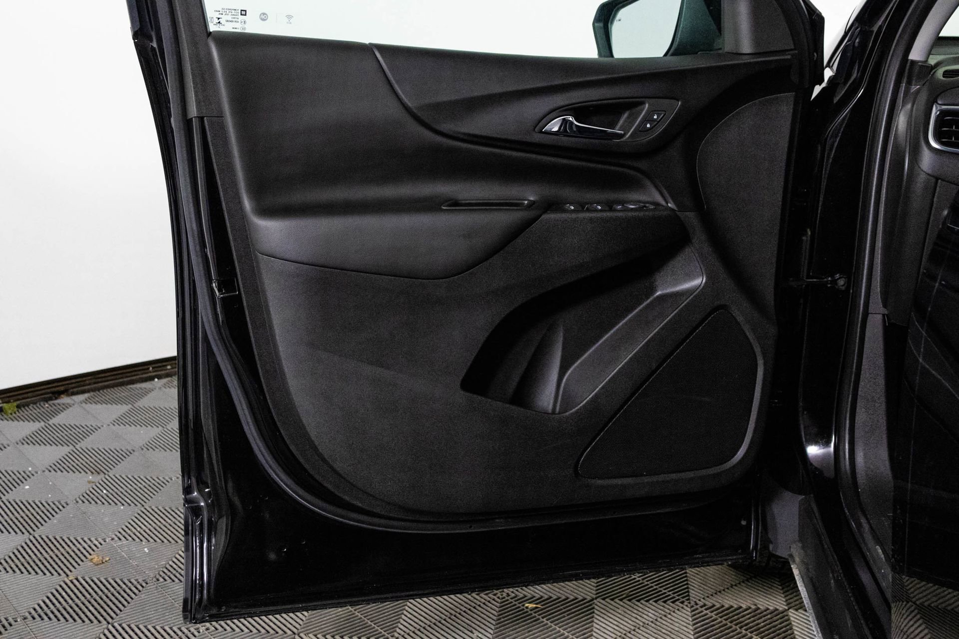 Certified 2022 Chevrolet Equinox LT w/ LPO, Floor Liner Package image 33