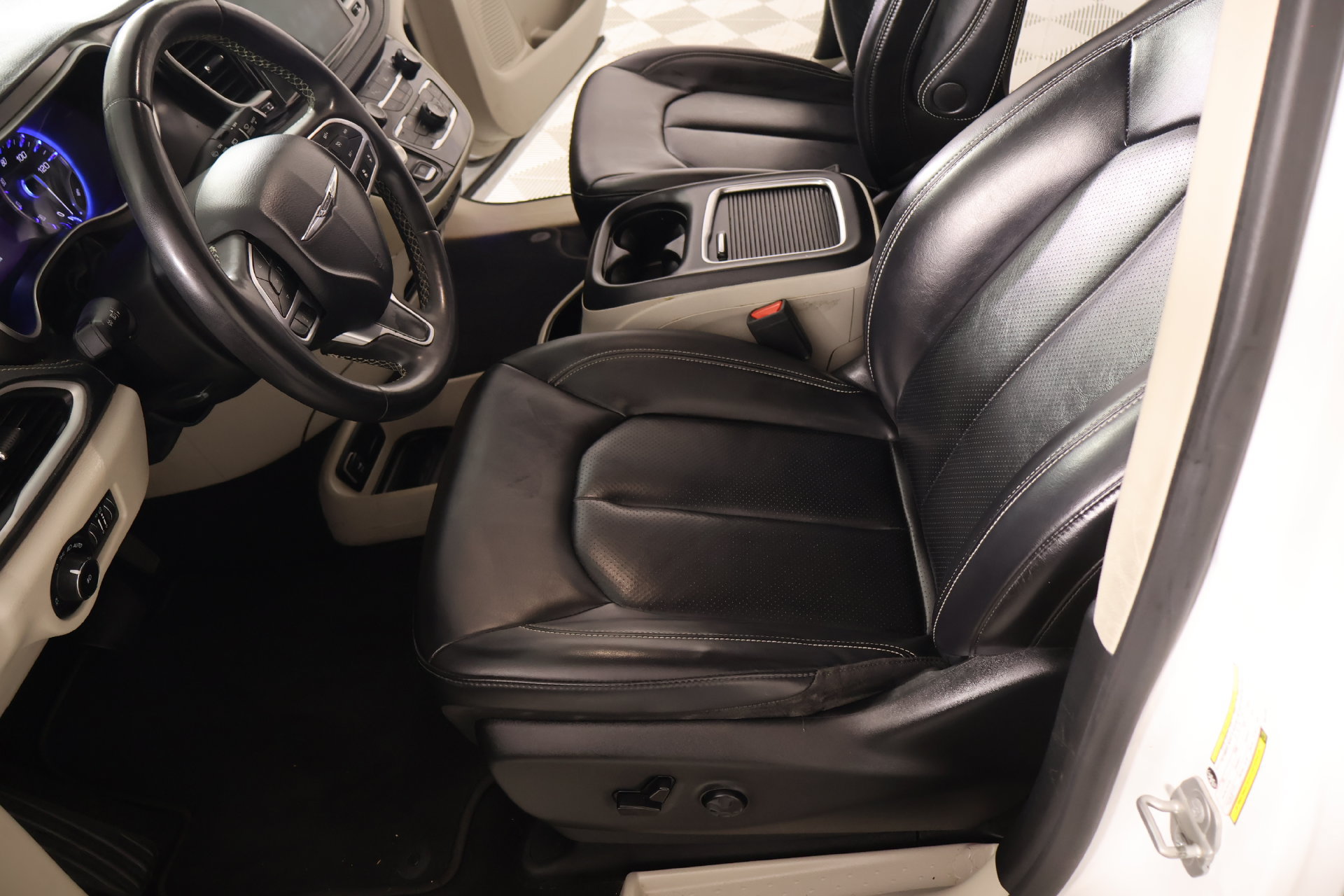 Used 2023 Chrysler Pacifica Touring-L FWD image 11
