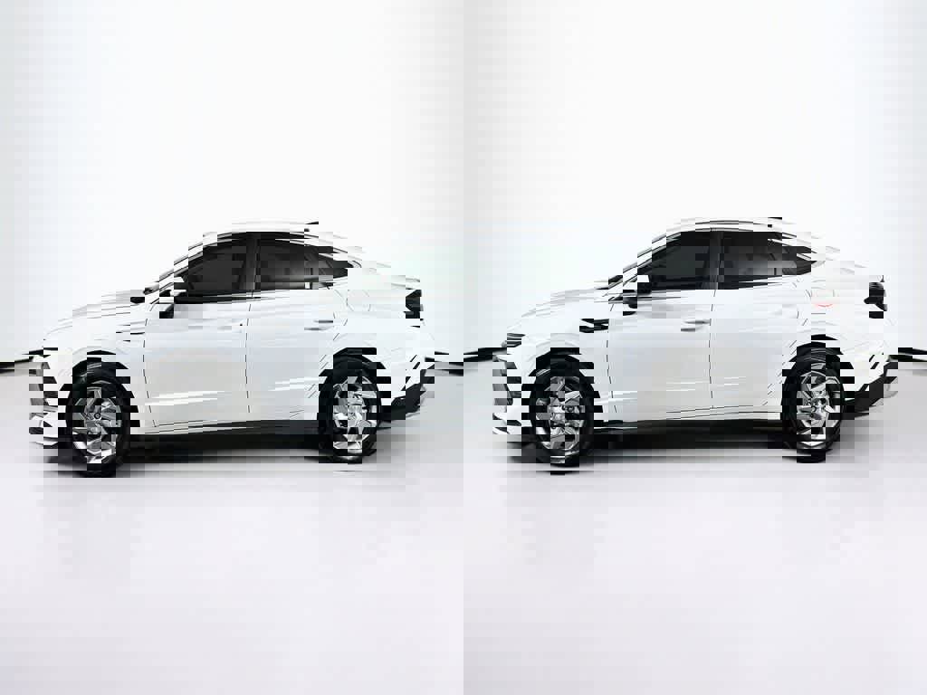 Used 2025 Hyundai Sonata SE image 3
