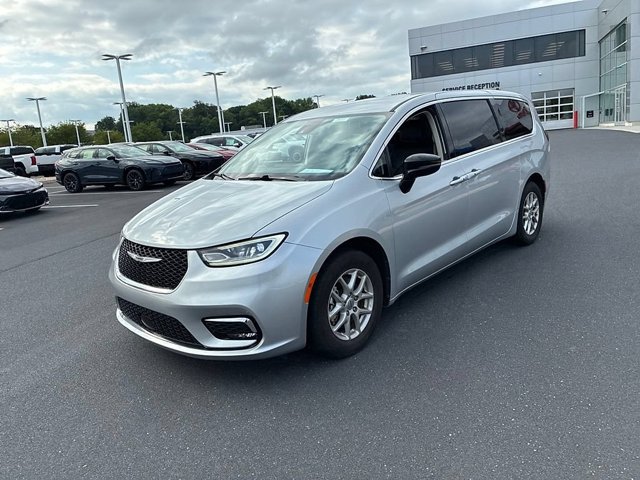 Used 2024 Chrysler Pacifica Touring-L FWD image 19