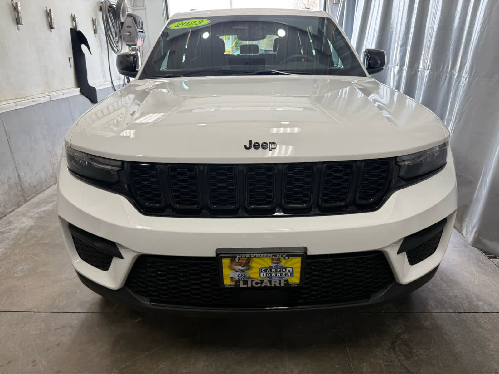 Used 2023 Jeep Grand Cherokee Altitude AWD/4WD image 2