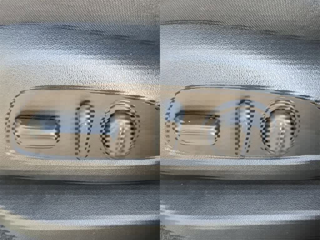 Used 2020 Chevrolet Equinox LT w/ Driver Convenience Package image 16