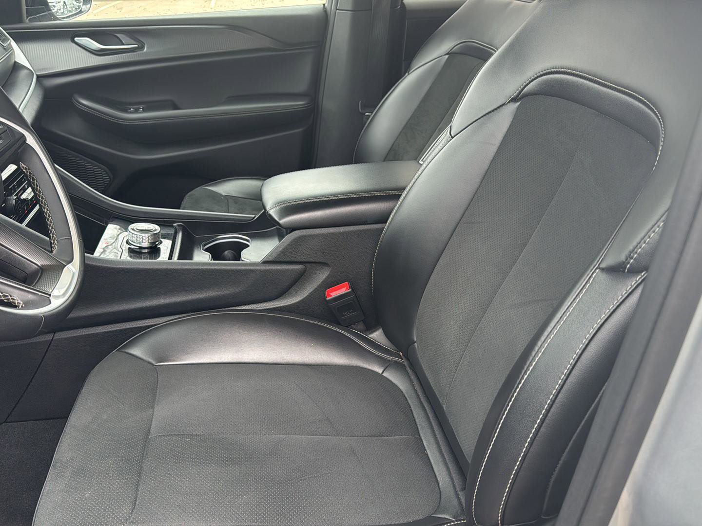 Used 2025 Jeep Grand Cherokee Altitude image 13