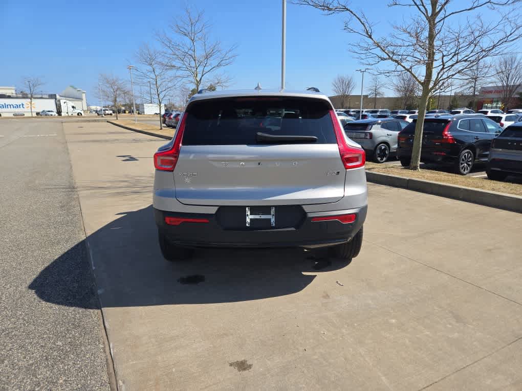 Used 2023 Volvo XC40 B5 Plus w/ Driver Assist Package AWD/4WD image 5