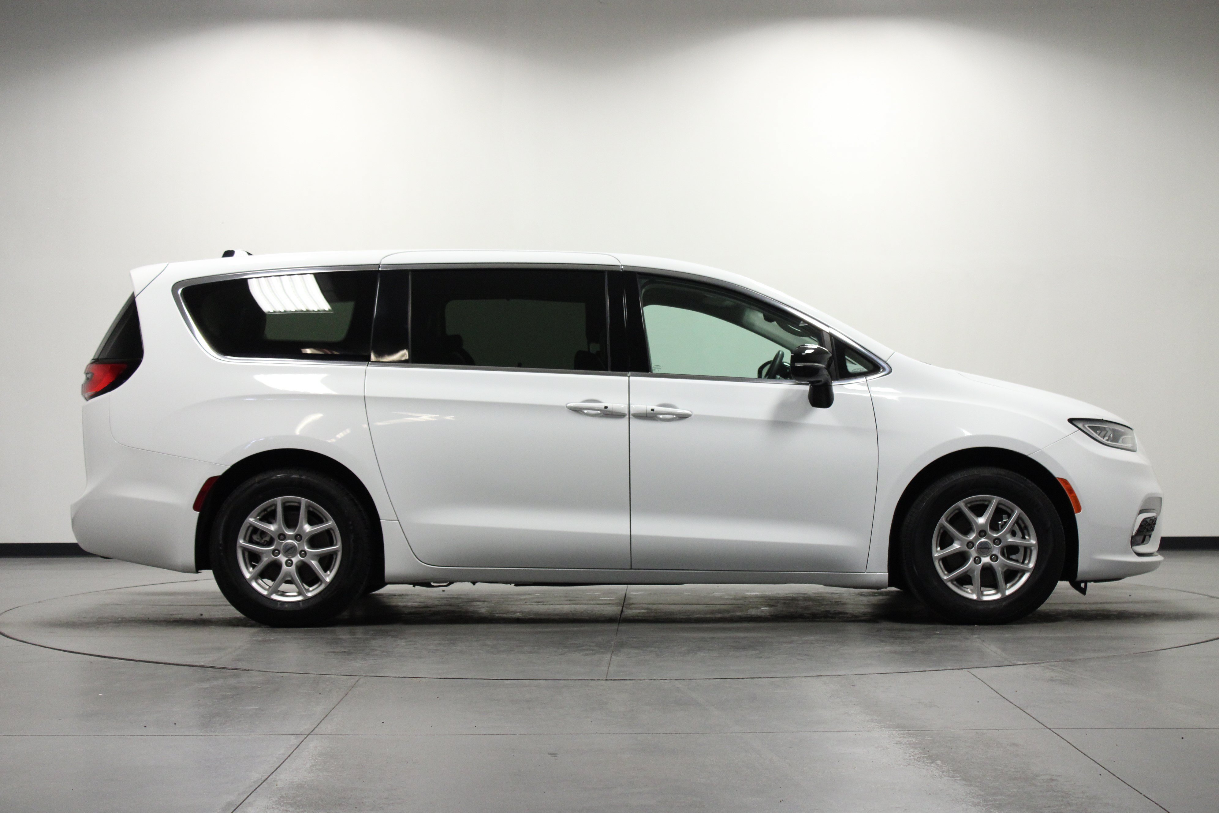 Used 2024 Chrysler Pacifica Touring-L FWD image 3
