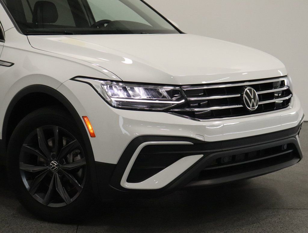 Used 2024 Volkswagen Tiguan SE w/ Panoramic Sunroof Package image 3