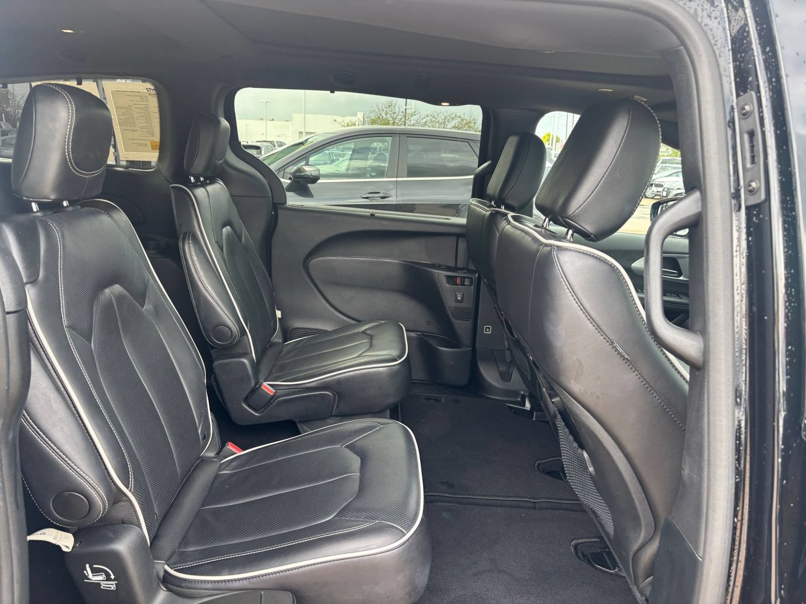 Used 2025 Chrysler Pacifica Limited FWD image 28