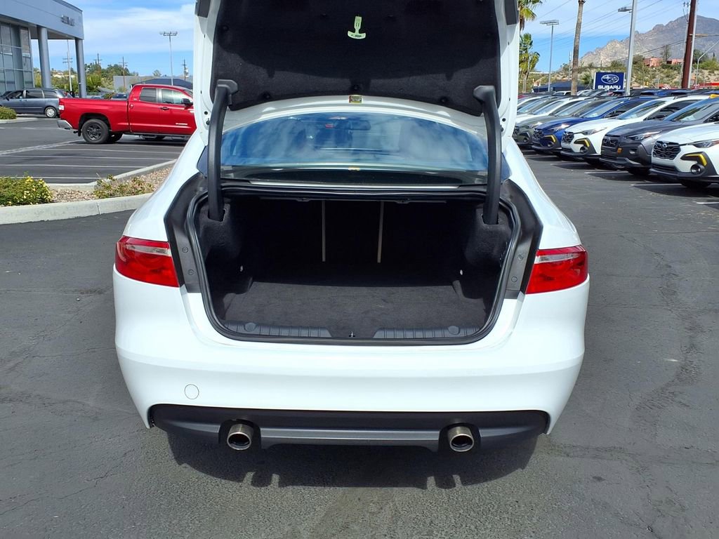 Used 2018 Jaguar XF Premium image 17