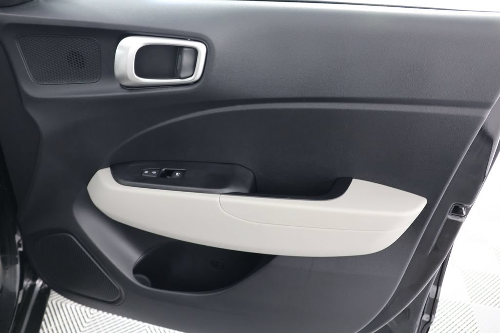 Used 2024 Hyundai Venue SEL FWD image 27
