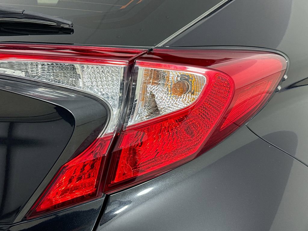 Used 2019 Toyota C-HR LE FWD image 31