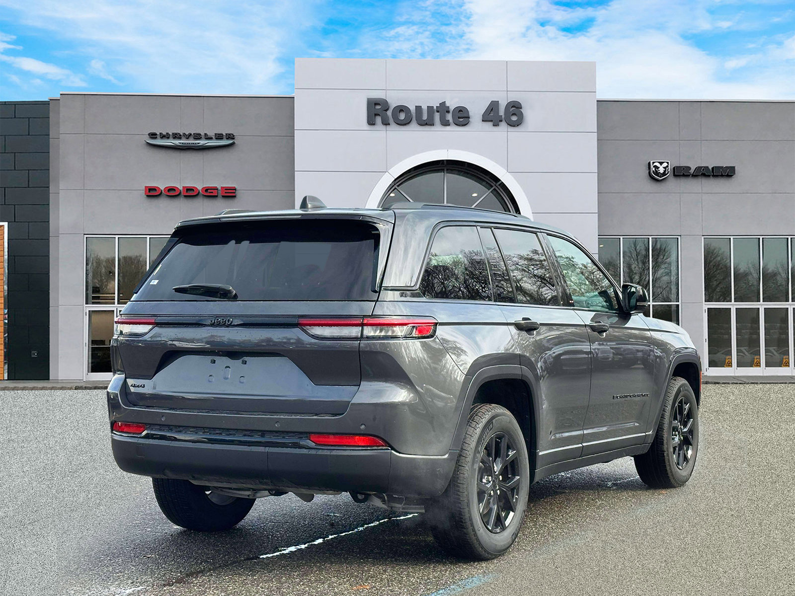 Used 2024 Jeep Grand Cherokee Altitude image 5