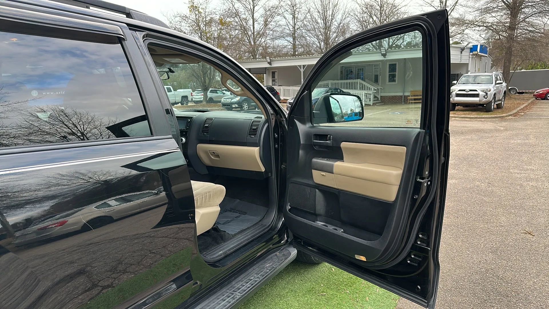 Used 2014 Toyota Sequoia SR5 AWD/4WD image 28