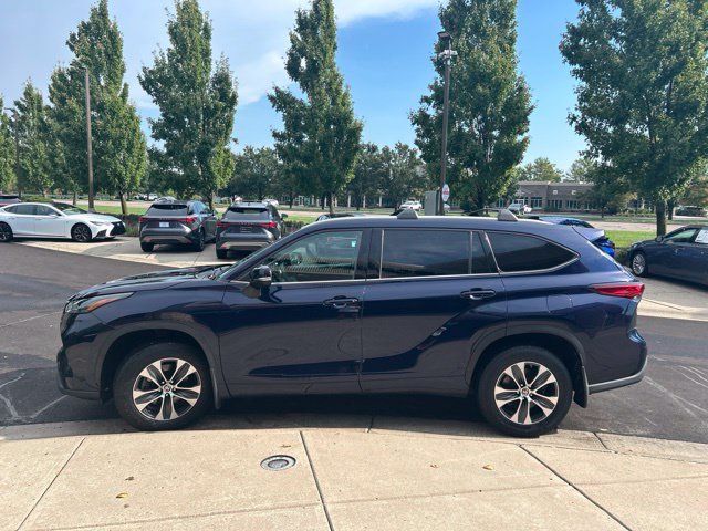 Used 2022 Toyota Highlander XLE AWD/4WD image 4