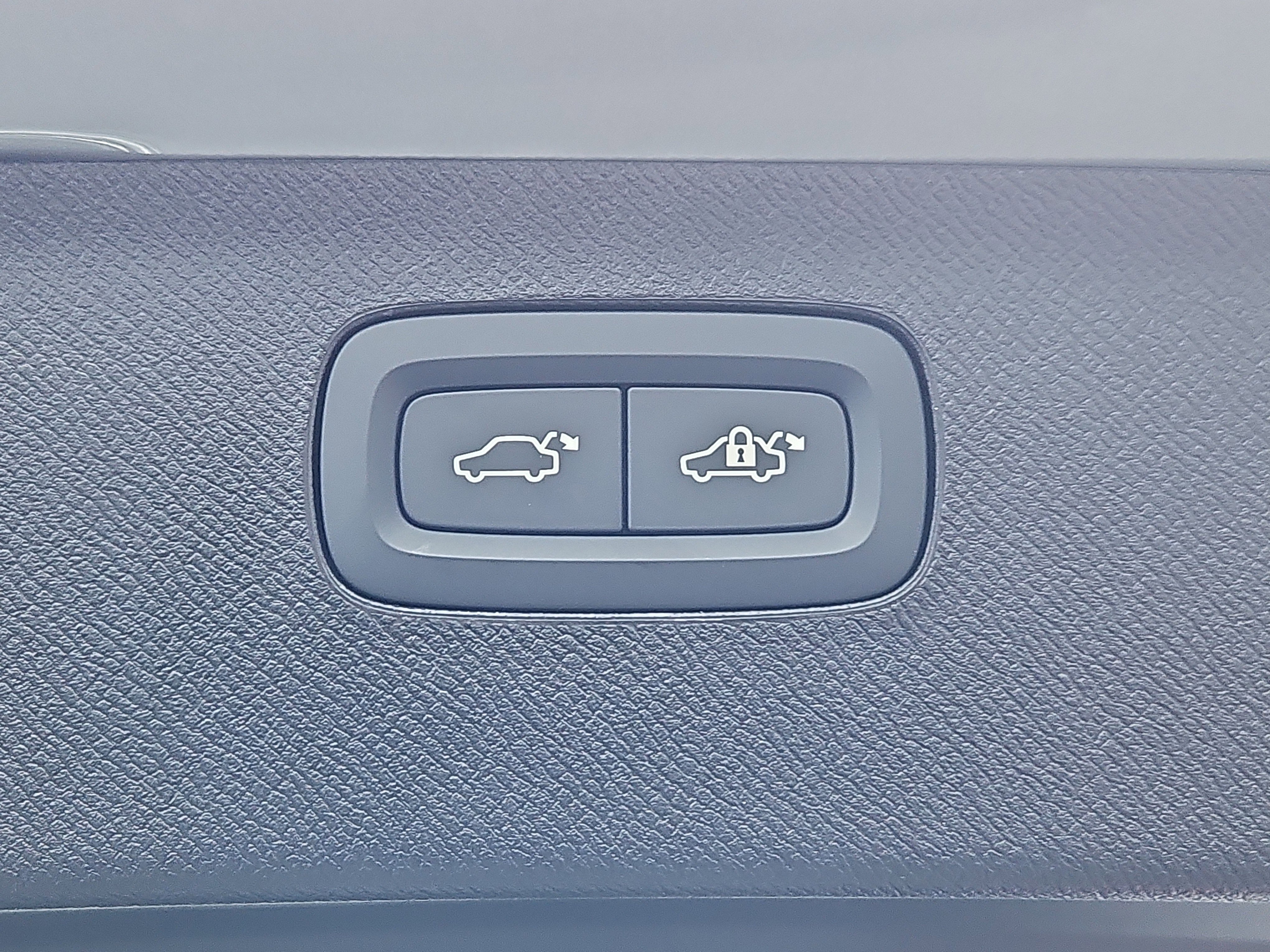 New 2026 Volvo XC90 B6 Plus w/ Protection Package Premier image 13