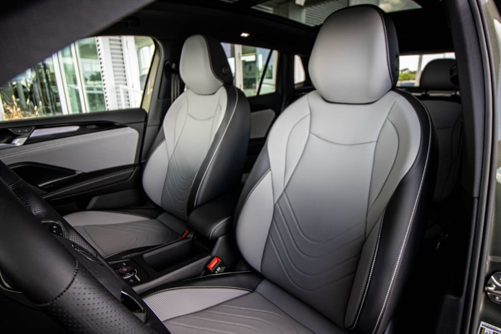 New 2026 Volkswagen Tiguan SE R-Line FWD image 27