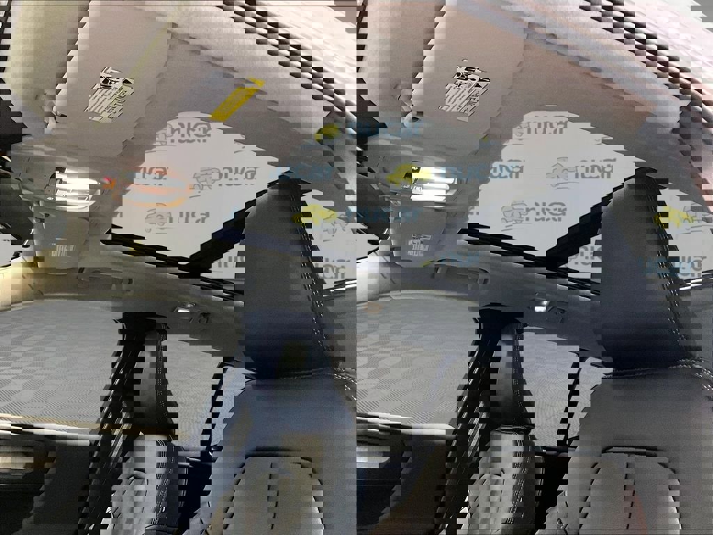 Used 2025 Volvo XC40 B5 Plus image 20