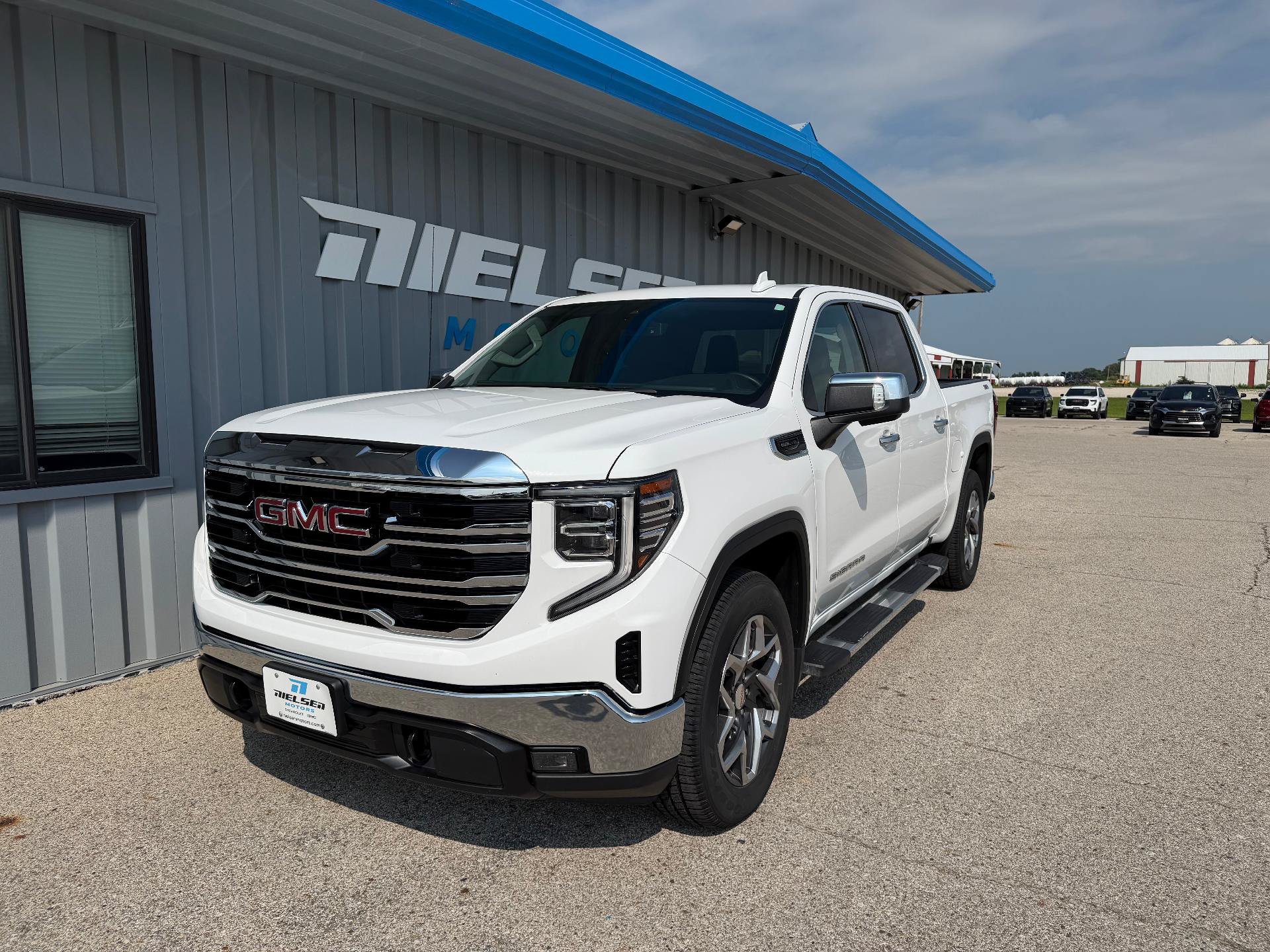 Used 2023 GMC Sierra 1500 SLT AWD/4WD image 2