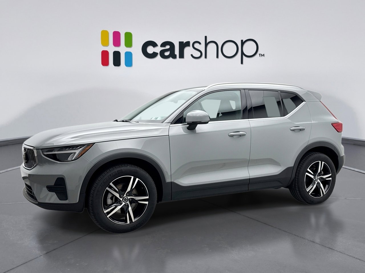 Used 2025 Volvo XC40 B5 Core image 1