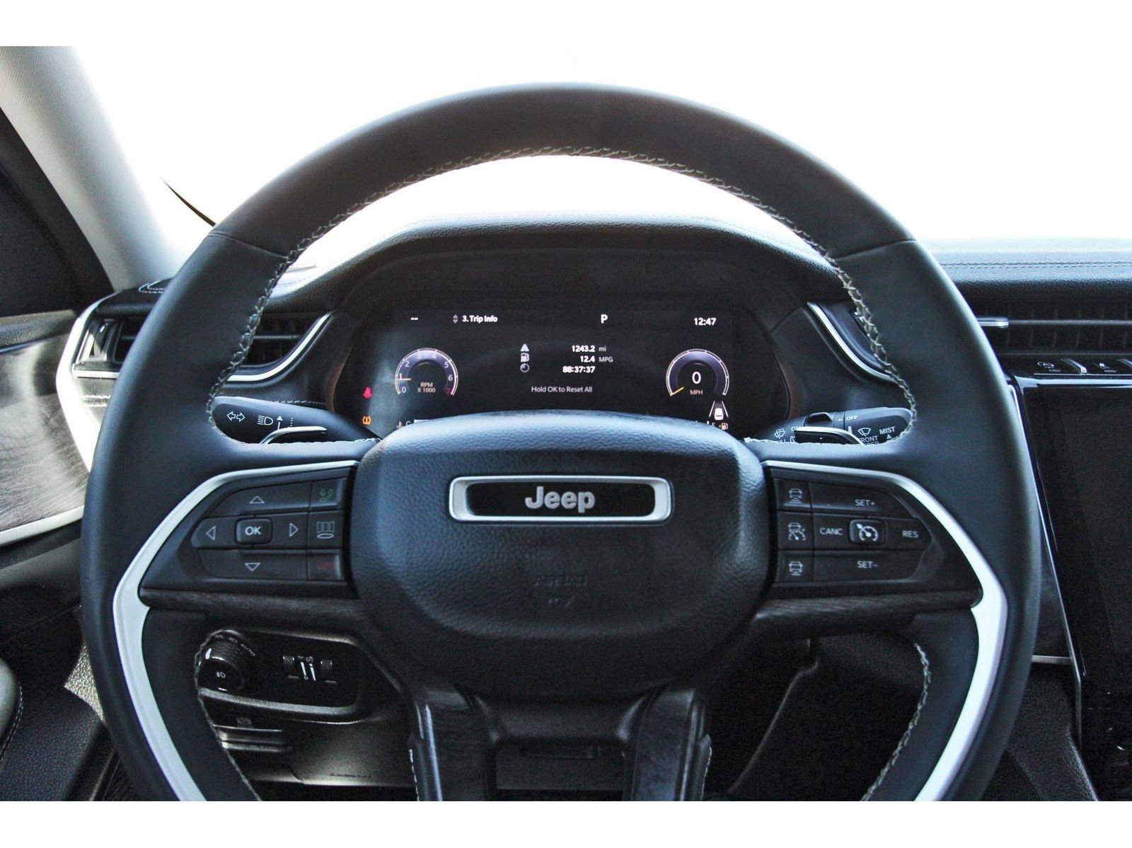 Used 2023 Jeep Grand Cherokee L Limited w/ Black Appearance Package image 17
