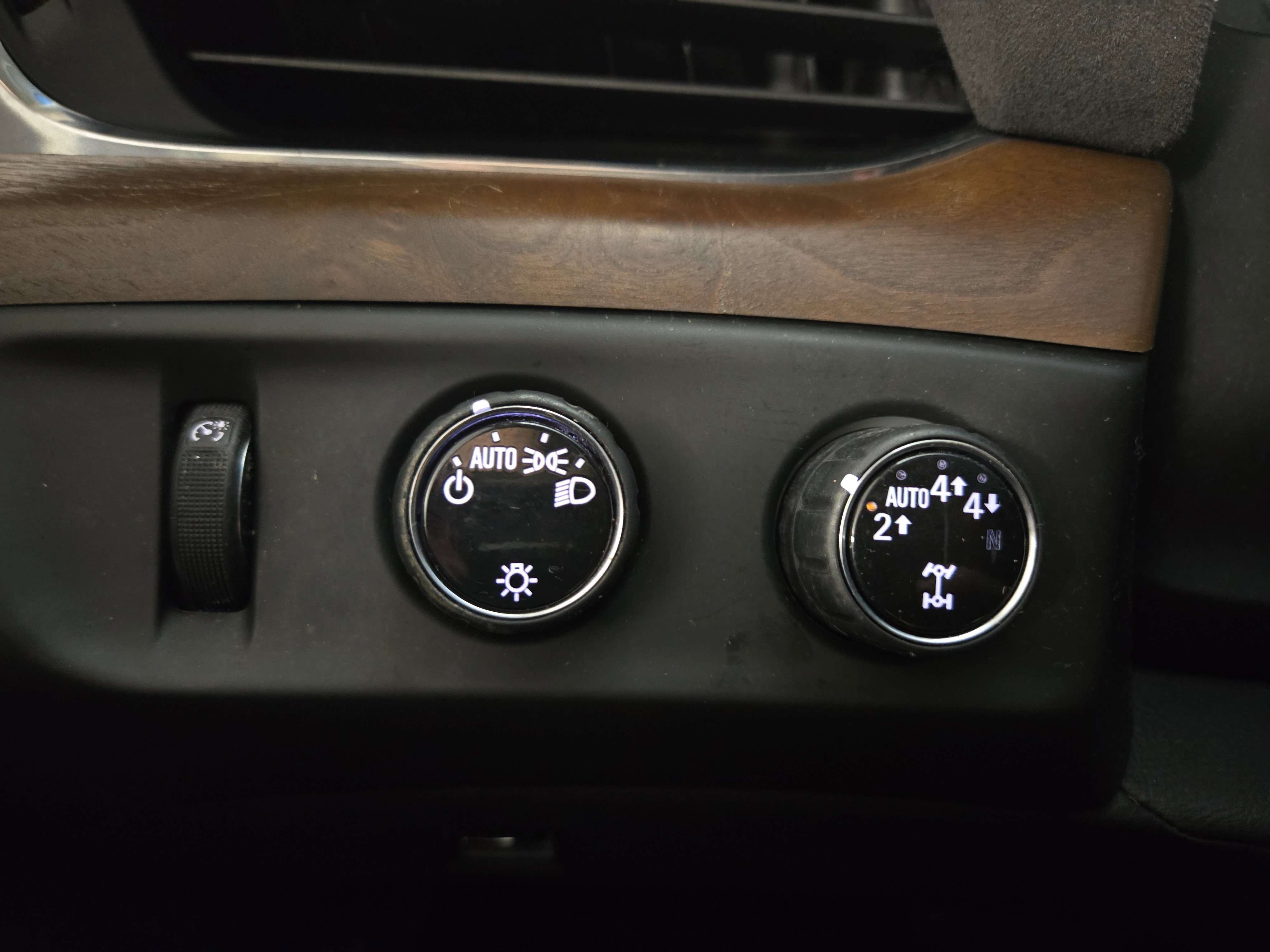 Used 2018 Cadillac Escalade Premium Luxury w/ LPO, Radiant Package image 26