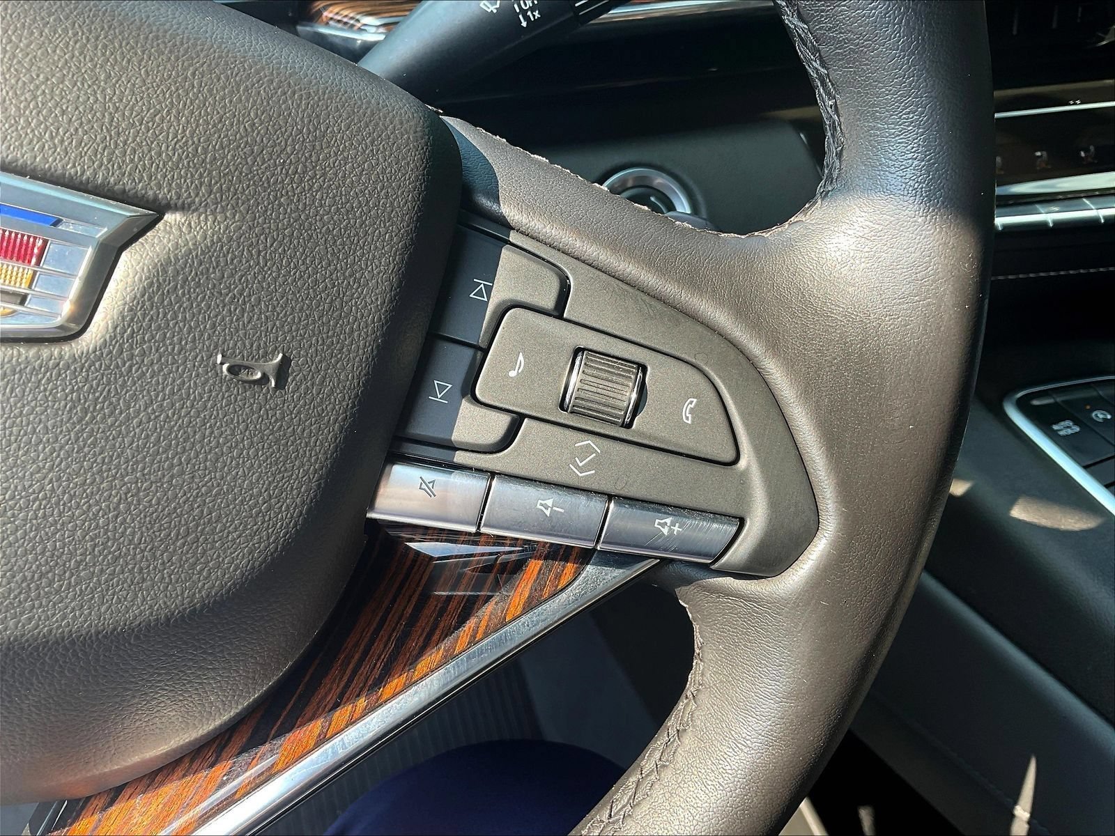 Used 2023 Cadillac Escalade Premium Luxury AWD/4WD image 13