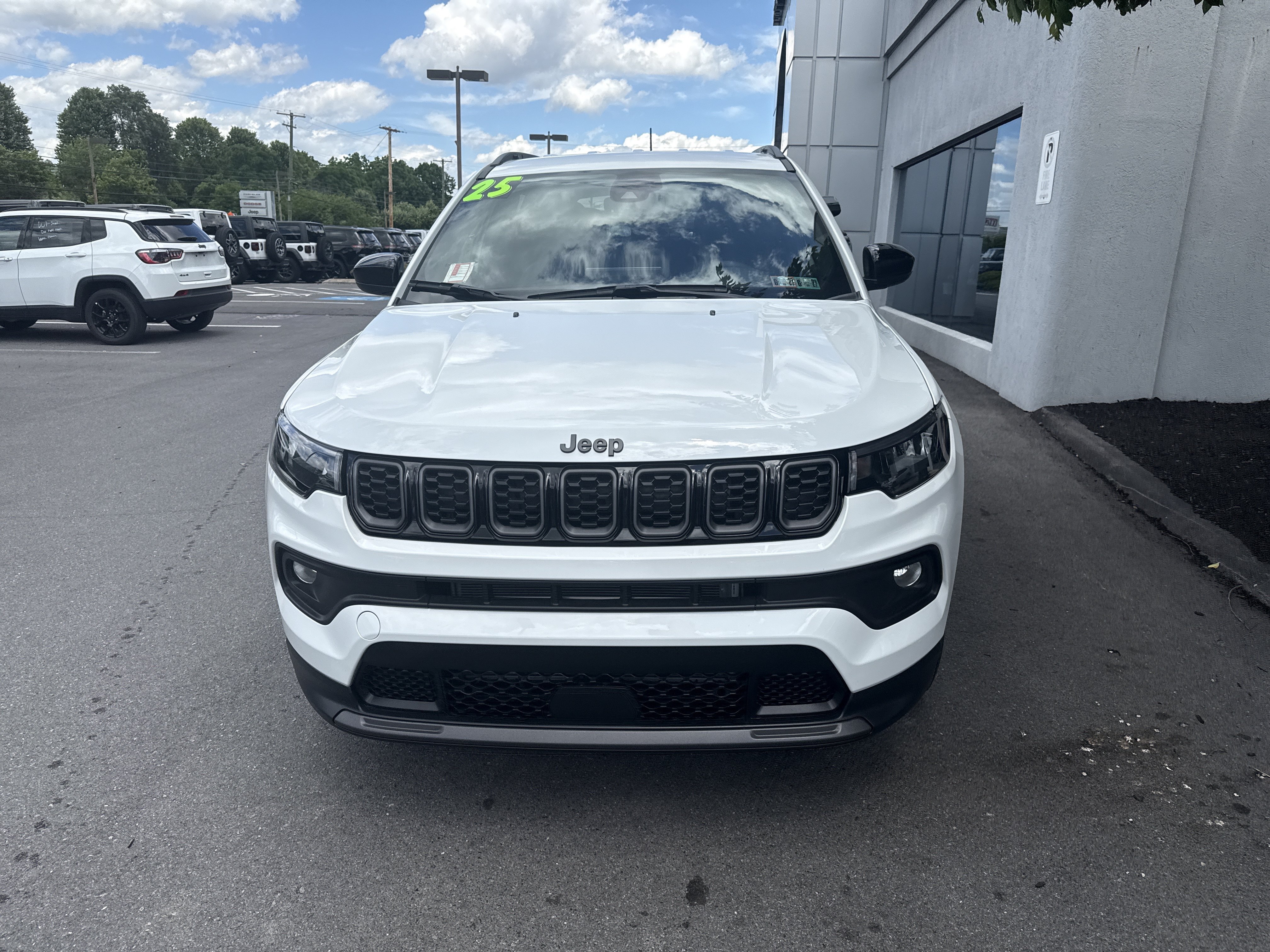 Used 2025 Jeep Compass Latitude w/ Convenience Group AWD/4WD image 9