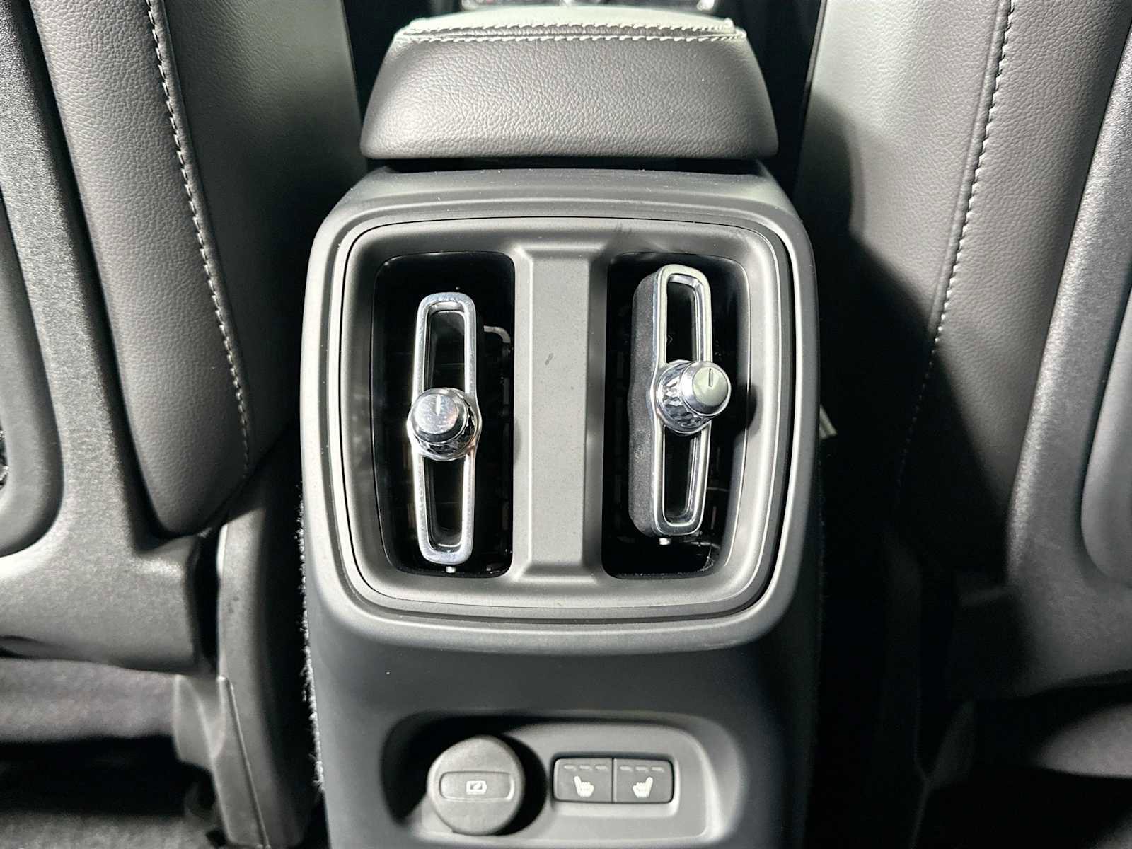 Used 2025 Volvo XC40 B5 Core w/ Protection Package Premier image 24