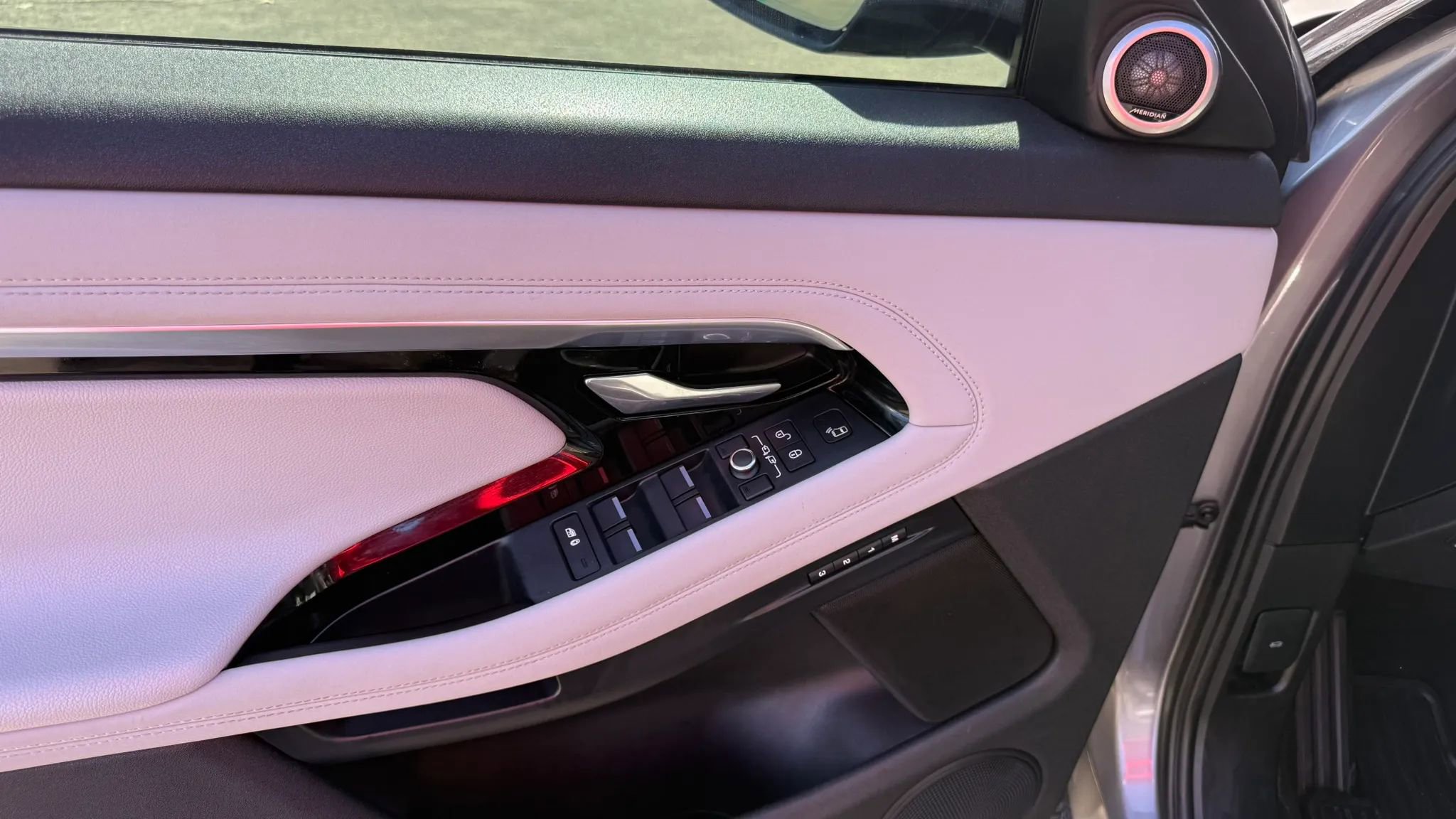 Used 2020 Land Rover Range Rover Evoque R-Dynamic SE image 18