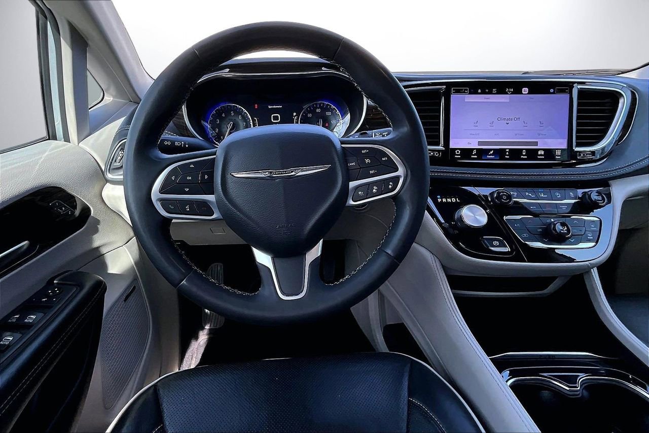 Certified 2022 Chrysler Pacifica Limited image 11