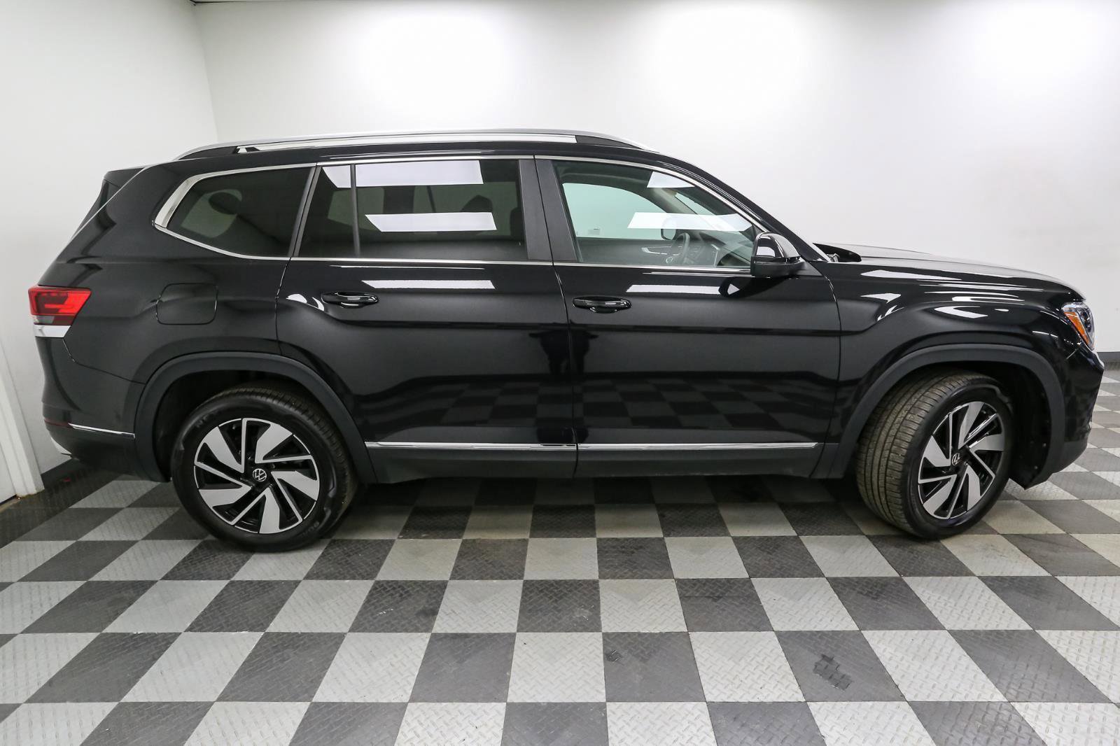 Certified 2025 Volkswagen Atlas SEL image 9